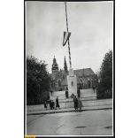 Országzászló, háttérben a Dóm, Kassa, Felvidék, 2. világháború, Horthy-korszak, 1940, 1940-es évek, Eredeti fotó, papírkép, hátulján ragasztásnyomok.  