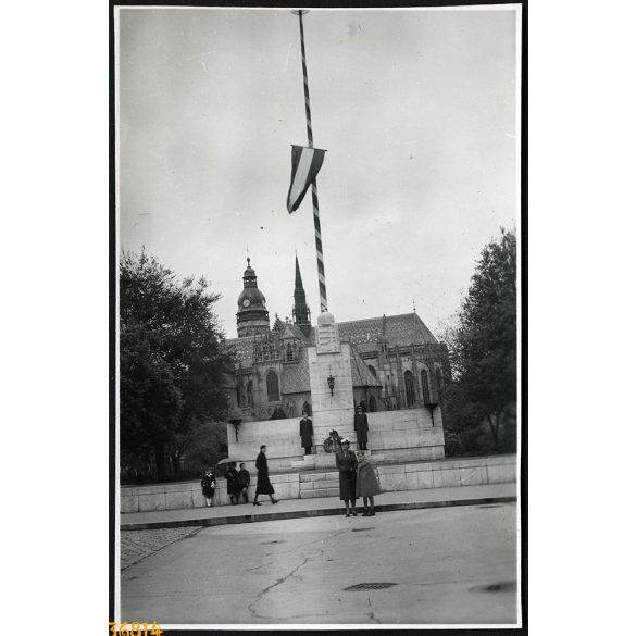 Országzászló, háttérben a Dóm, Kassa, Felvidék, 2. világháború, Horthy-korszak, 1940, 1940-es évek, Eredeti fotó, papírkép, hátulján ragasztásnyomok.  