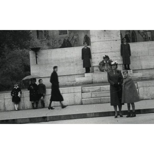 Országzászló, háttérben a Dóm, Kassa, Felvidék, 2. világháború, Horthy-korszak, 1940, 1940-es évek, Eredeti fotó, papírkép, hátulján ragasztásnyomok.  