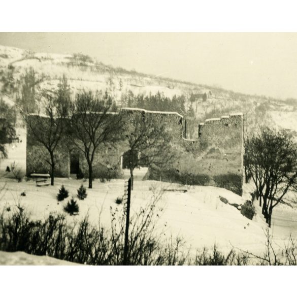 A Tettyei romoknál, Pécs, helytörténet, Horthy-korszak, Baranya megye, 1940-es évek, Eredeti fotó, papírkép, hátulján ragasztásnyomok, téves felirat. 