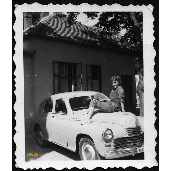 Pobjeda GAZ M 20 gépkocsi BA-00-ás magyar állami rendszámmal, jármű, közlekedés, szocializmus, csinos hólgy autón, 1960-as évek, Eredeti fotó, papírkép.