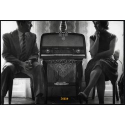   Elegáns pár ORION Pacsirta rádiókészülék mellet. Technikatörténet, szocializmus, 1960-as évek, Eredeti fotó, papírkép.   