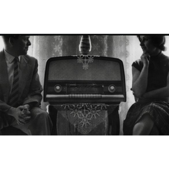 Elegáns pár ORION Pacsirta rádiókészülék mellet. Technikatörténet, szocializmus, 1960-as évek, Eredeti fotó, papírkép.   