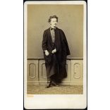 Borsos és Doctor műterem, Pest, fiatal férfi köpenyben, csokornyakkendő, kucsma, sapka, csizma, monarchia, 1860-as évek, Eredeti CDV, vizitkártya fotó.   