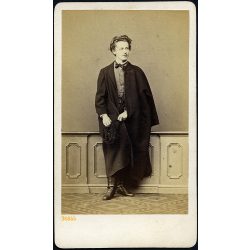   Borsos és Doctor műterem, Pest, fiatal férfi köpenyben, csokornyakkendő, kucsma, sapka, csizma, monarchia, 1860-as évek, Eredeti CDV, vizitkártya fotó.   