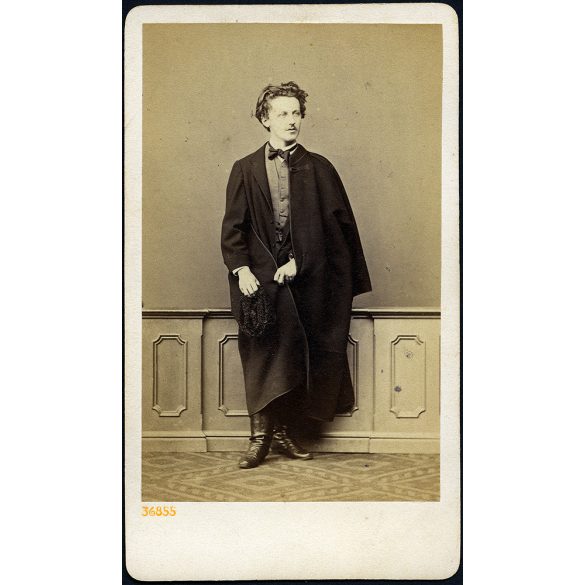 Borsos és Doctor műterem, Pest, fiatal férfi köpenyben, csokornyakkendő, kucsma, sapka, csizma, monarchia, 1860-as évek, Eredeti CDV, vizitkártya fotó.   