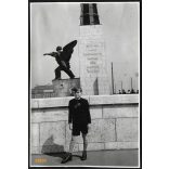 Fiú egyenruhában, Haditengerészeti emlékmű, Budapest, Horthy (Petőfi) híd, városkép, levente (?) egyenruha, Horthy-korszak, 1939, 1930-as évek, helytörténet. Eredeti fotó, papírkép, hátulján ragasztás