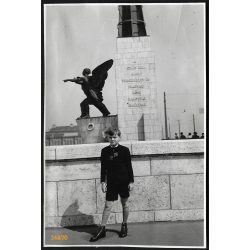   Fiú egyenruhában, Haditengerészeti emlékmű, Budapest, Horthy (Petőfi) híd, városkép, levente (?) egyenruha, Horthy-korszak, 1939, 1930-as évek, helytörténet. Eredeti fotó, papírkép, hátulján ragasztás