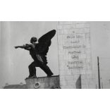 Fiú egyenruhában, Haditengerészeti emlékmű, Budapest, Horthy (Petőfi) híd, városkép, levente (?) egyenruha, Horthy-korszak, 1939, 1930-as évek, helytörténet. Eredeti fotó, papírkép, hátulján ragasztás