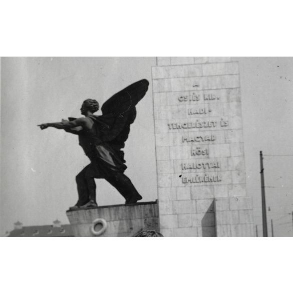 Fiú egyenruhában, Haditengerészeti emlékmű, Budapest, Horthy (Petőfi) híd, városkép, levente (?) egyenruha, Horthy-korszak, 1939, 1930-as évek, helytörténet. Eredeti fotó, papírkép, hátulján ragasztás