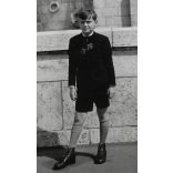 Fiú egyenruhában, Haditengerészeti emlékmű, Budapest, Horthy (Petőfi) híd, városkép, levente (?) egyenruha, Horthy-korszak, 1939, 1930-as évek, helytörténet. Eredeti fotó, papírkép, hátulján ragasztás