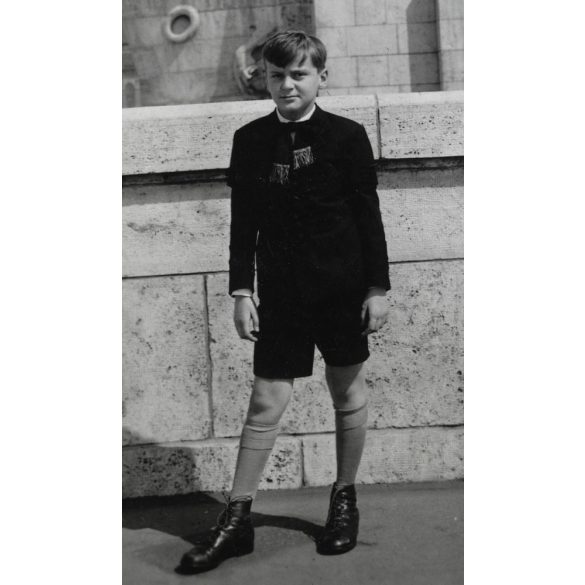 Fiú egyenruhában, Haditengerészeti emlékmű, Budapest, Horthy (Petőfi) híd, városkép, levente (?) egyenruha, Horthy-korszak, 1939, 1930-as évek, helytörténet. Eredeti fotó, papírkép, hátulján ragasztás