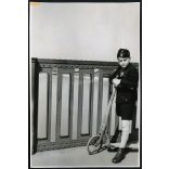 Fiú Steiff fa rolleren, Budapest, Horthy (Petőfi) híd, városkép, játék, jármű, közlekedés, levente (?) egyenruha, Horthy-korszak, 1939, 1930-as évek, helytörténet. Eredeti fotó, papírkép, hátulján rag