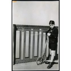   Fiú Steiff fa rolleren, Budapest, Horthy (Petőfi) híd, városkép, játék, jármű, közlekedés, levente (?) egyenruha, Horthy-korszak, 1939, 1930-as évek, helytörténet. Eredeti fotó, papírkép, hátulján rag