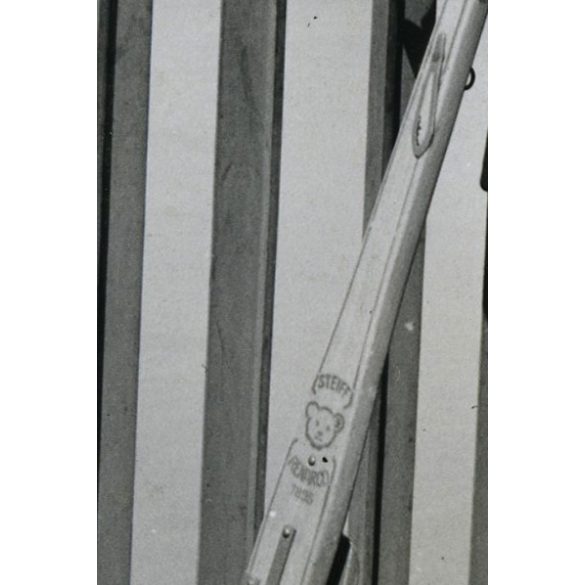 Fiú Steiff fa rolleren, Budapest, Horthy (Petőfi) híd, városkép, játék, jármű, közlekedés, levente (?) egyenruha, Horthy-korszak, 1939, 1930-as évek, helytörténet. Eredeti fotó, papírkép, hátulján rag