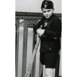 Fiú Steiff fa rolleren, Budapest, Horthy (Petőfi) híd, városkép, játék, jármű, közlekedés, levente (?) egyenruha, Horthy-korszak, 1939, 1930-as évek, helytörténet. Eredeti fotó, papírkép, hátulján rag