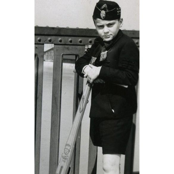 Fiú Steiff fa rolleren, Budapest, Horthy (Petőfi) híd, városkép, játék, jármű, közlekedés, levente (?) egyenruha, Horthy-korszak, 1939, 1930-as évek, helytörténet. Eredeti fotó, papírkép, hátulján rag