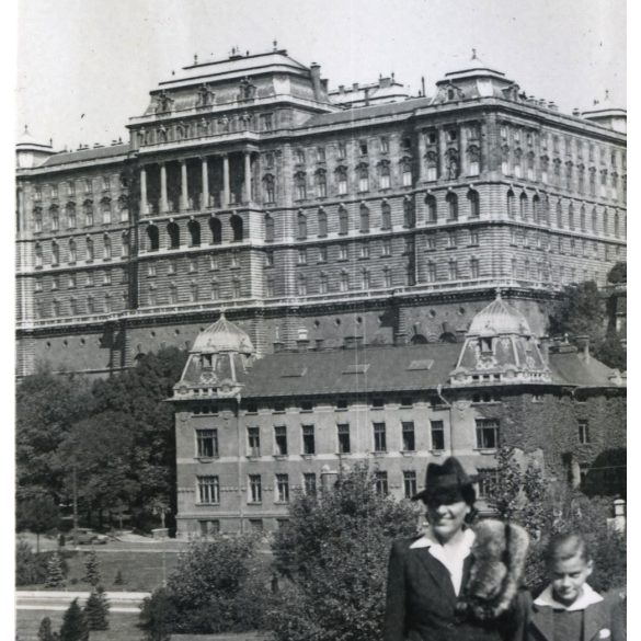 Séta a Tabánban, Budapest, Vár,  elegáns hölgy a fiával, Horthy-korszak, 1939, 1930-as évek, helytörténet. Eredeti fotó, papírkép, hátulján ragasztásnyomok, sérülés.  