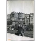 Séta a Tabánban, Budapest, Vár,  elegáns hölgy a fiával, Horthy-korszak, 1939, 1930-as évek, helytörténet. Eredeti fotó, papírkép, hátulján ragasztásnyomok, sérülés.  