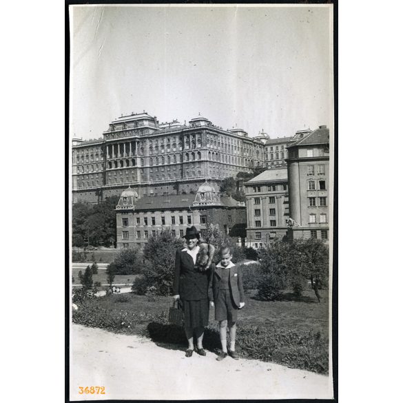 Séta a Tabánban, Budapest, Vár,  elegáns hölgy a fiával, Horthy-korszak, 1939, 1930-as évek, helytörténet. Eredeti fotó, papírkép, hátulján ragasztásnyomok, sérülés.  