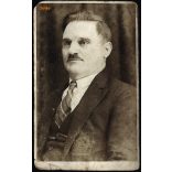 Foto Kalmár, Karánsebes, Erdély, elegáns bajuszos férfi portréja, helytörténet, 1920-as évek, Eredeti fotó, jelzett papírkép, alja foltos.   