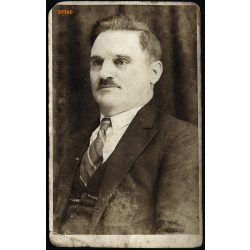   Foto Kalmár, Karánsebes, Erdély, elegáns bajuszos férfi portréja, helytörténet, 1920-as évek, Eredeti fotó, jelzett papírkép, alja foltos.   