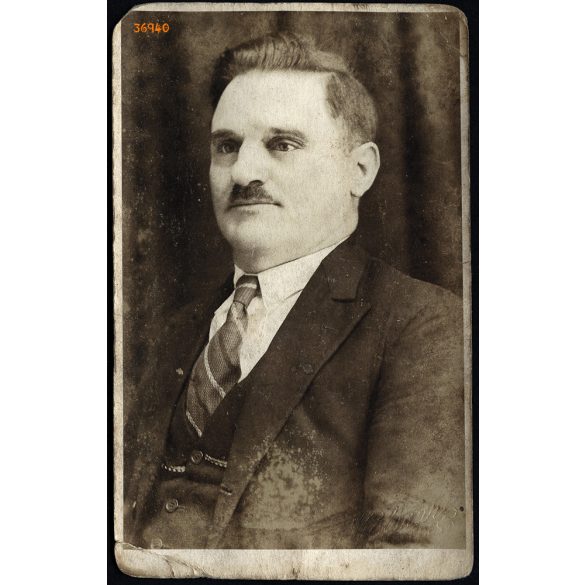 Foto Kalmár, Karánsebes, Erdély, elegáns bajuszos férfi portréja, helytörténet, 1920-as évek, Eredeti fotó, jelzett papírkép, alja foltos.   