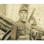 Magyar fiú román egyenruhában, Temesvár, Erdély, katona, Lakatos Jancsi, kard, ágyú, helytörténet, 1928, 1920-as évek, Eredeti fotó, papírkép kopásnyomokkal.  