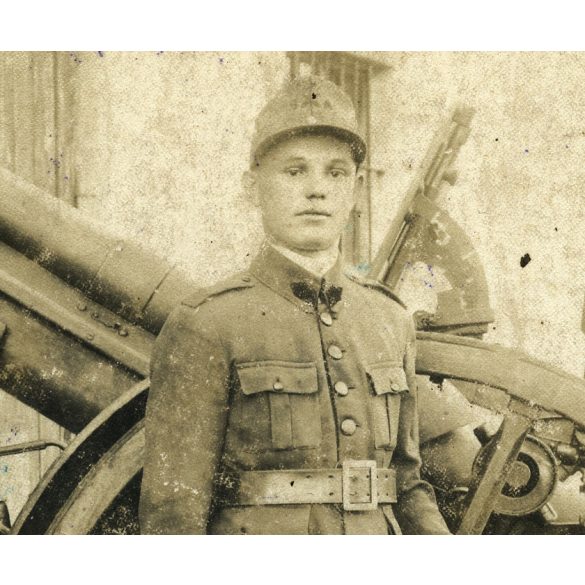 Magyar fiú román egyenruhában, Temesvár, Erdély, katona, Lakatos Jancsi, kard, ágyú, helytörténet, 1928, 1920-as évek, Eredeti fotó, papírkép kopásnyomokkal.  