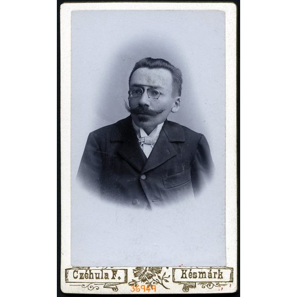 Czéhula műterem, Késmárk, Felvidék,  elegáns bajuszos úr Victor Schirl (?) portréja, cvikker, monarchia, helytörténet, 1904, 1900-as évek, Eredeti CDV, vizitkártya fotó, hátulján aláírással. 