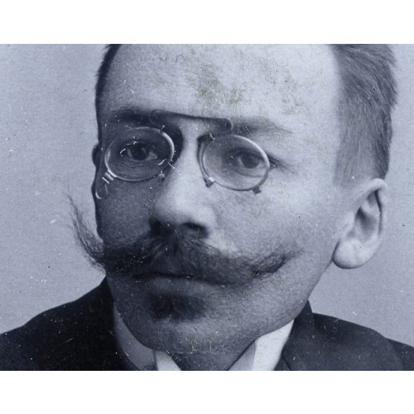 Czéhula műterem, Késmárk, Felvidék,  elegáns bajuszos úr Victor Schirl (?) portréja, cvikker, monarchia, helytörténet, 1904, 1900-as évek, Eredeti CDV, vizitkártya fotó, hátulján aláírással. 