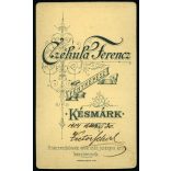 Czéhula műterem, Késmárk, Felvidék,  elegáns bajuszos úr Victor Schirl (?) portréja, cvikker, monarchia, helytörténet, 1904, 1900-as évek, Eredeti CDV, vizitkártya fotó, hátulján aláírással. 