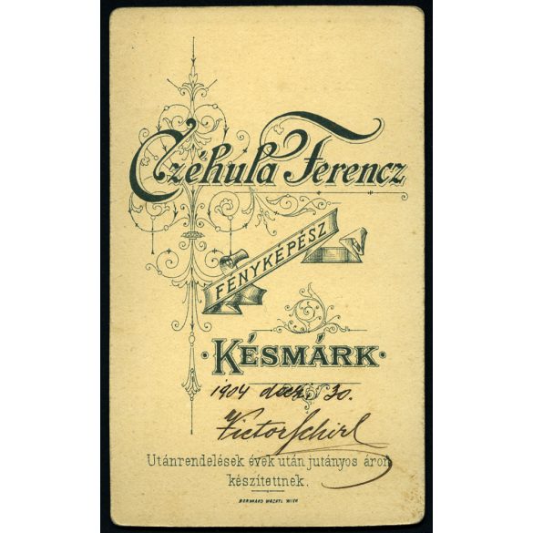 Czéhula műterem, Késmárk, Felvidék,  elegáns bajuszos úr Victor Schirl (?) portréja, cvikker, monarchia, helytörténet, 1904, 1900-as évek, Eredeti CDV, vizitkártya fotó, hátulján aláírással. 