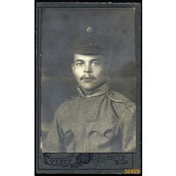   Ismeretlen műterem, magyar katona egyenruhában, sapkajelvény, 1. világháború, bajusz, monarchia, 1910-es évek, Eredeti CDV, vizitkártya fotó.  