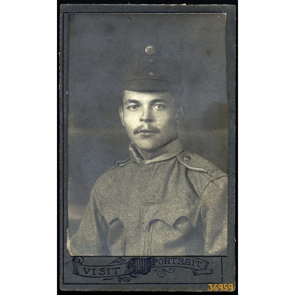 Ismeretlen műterem, magyar katona egyenruhában, sapkajelvény, 1. világháború, bajusz, monarchia, 1910-es évek, Eredeti CDV, vizitkártya fotó.  