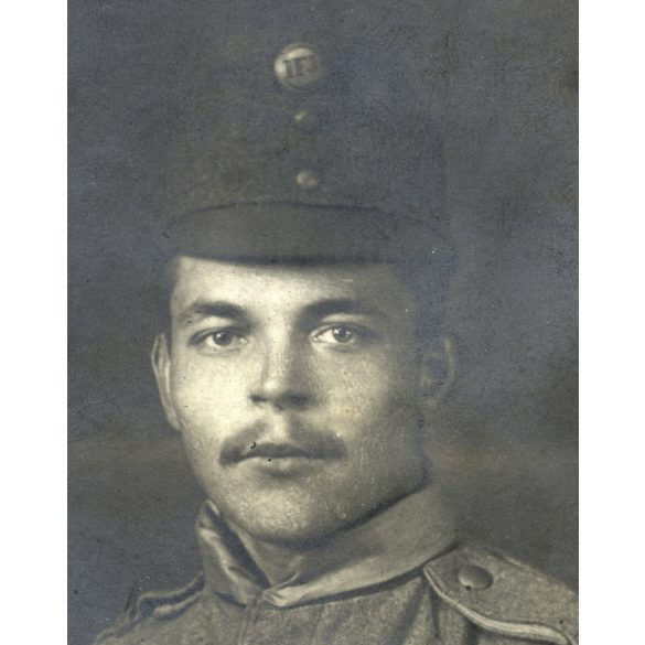 Ismeretlen műterem, magyar katona egyenruhában, sapkajelvény, 1. világháború, bajusz, monarchia, 1910-es évek, Eredeti CDV, vizitkártya fotó.  