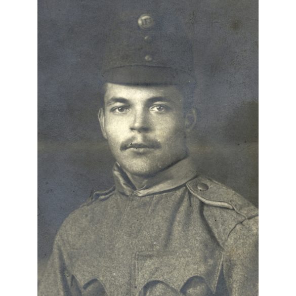 Ismeretlen műterem, magyar katona egyenruhában, sapkajelvény, 1. világháború, bajusz, monarchia, 1910-es évek, Eredeti CDV, vizitkártya fotó.  