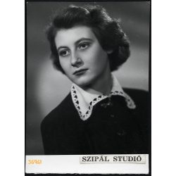   Szipál Studió, Nyíregyháza (?), elegáns hölgy portréja, kommunizmus, 1950-es évek, Eredeti fotó, jelzett papírkép.  