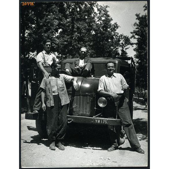 Steyr diesel teherautó munkásokkal, Inota, Várpalota, jármű, közlekedés, kommunizmus, helytörténet, Fejér megye, 1950-es évek. Eredeti fotó, papírkép.   