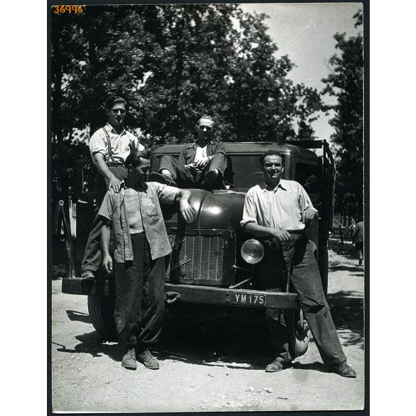 Steyr diesel teherautó munkásokkal, Inota, Várpalota, jármű, közlekedés, kommunizmus, helytörténet, Fejér megye, 1950-es évek. Eredeti fotó, papírkép.   