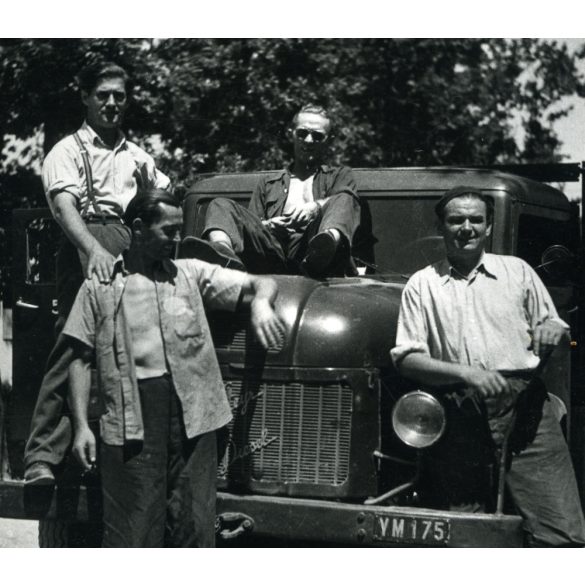 Steyr diesel teherautó munkásokkal, Inota, Várpalota, jármű, közlekedés, kommunizmus, helytörténet, Fejér megye, 1950-es évek. Eredeti fotó, papírkép.   