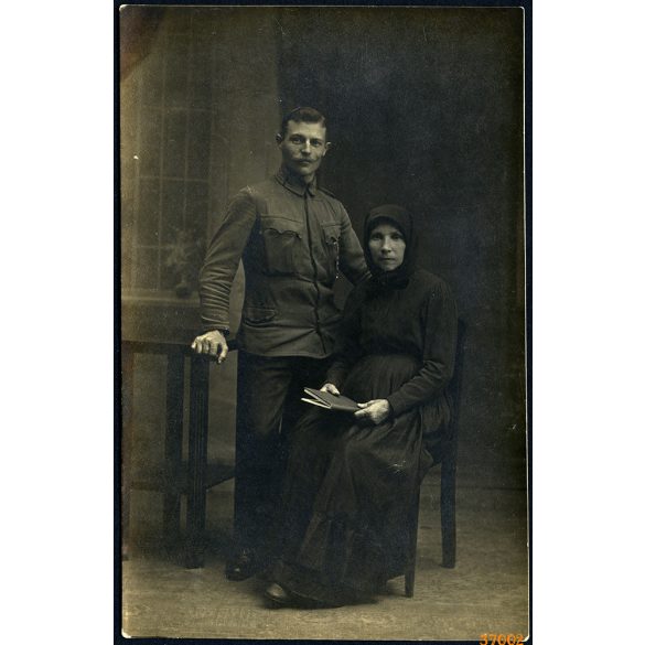 Háborúba induló magyar katona feleségével, egyenruha, 1. világháború, Monarchia, 1910-es évek, Eredeti fotó, papírkép.  