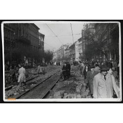   Forradalom, Budapest, felszedett kockakövek, üzletek, kirakatok, VII. kerület, Erzsébet körút, Erzsébetváros, helytörténet, kommunizmus, 1956, 1950-es évek, Eredeti fotó, papírkép.  