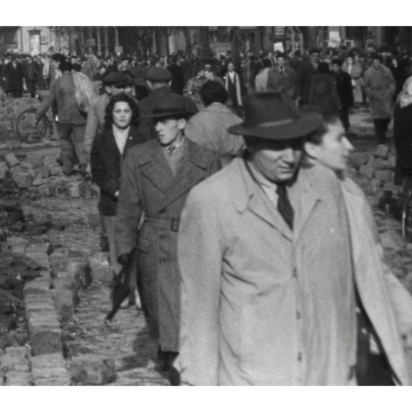 Forradalom, Budapest, felszedett kockakövek, üzletek, kirakatok, VII. kerület, Erzsébet körút, Erzsébetváros, helytörténet, kommunizmus, 1956, 1950-es évek, Eredeti fotó, papírkép.  