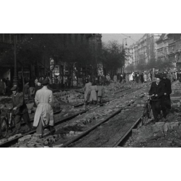 Forradalom, Budapest, felszedett kockakövek, üzletek, kirakatok, VII. kerület, Erzsébet körút, Erzsébetváros, helytörténet, kommunizmus, 1956, 1950-es évek, Eredeti fotó, papírkép.  