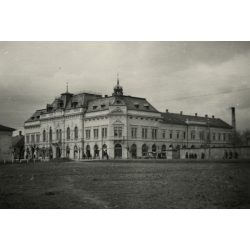   Tóth Béla jelzett fotója, Szarvas, Árpád Szálló épülete, helytörténet, Békés megye, Horthy-korszak, 1930-as évek, Eredeti fotó, papírkép.