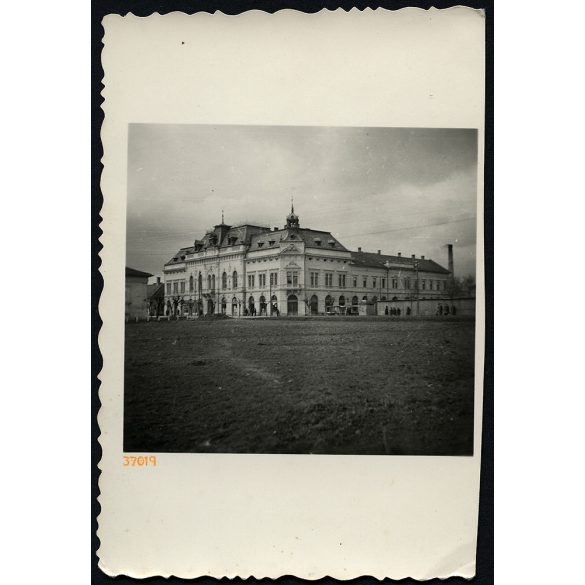 Tóth Béla jelzett fotója, Szarvas, Árpád Szálló épülete, helytörténet, Békés megye, Horthy-korszak, 1930-as évek, Eredeti fotó, papírkép.