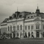 Tóth Béla jelzett fotója, Szarvas, Árpád Szálló épülete, helytörténet, Békés megye, Horthy-korszak, 1930-as évek, Eredeti fotó, papírkép.