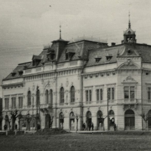 Tóth Béla jelzett fotója, Szarvas, Árpád Szálló épülete, helytörténet, Békés megye, Horthy-korszak, 1930-as évek, Eredeti fotó, papírkép.