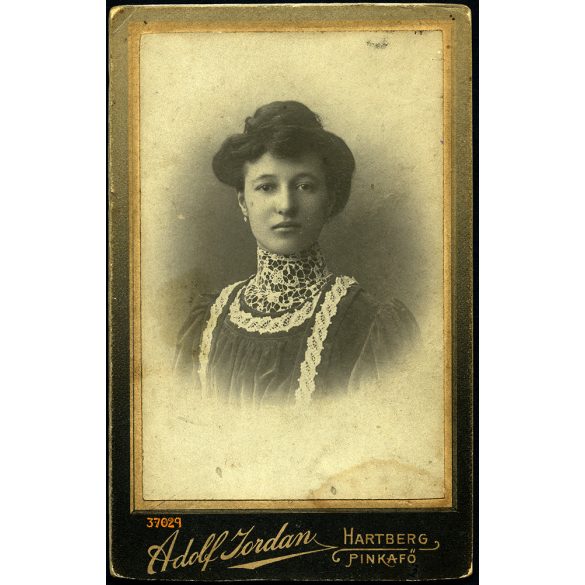 Jordan műterem, gyönyörű nő gyönyörű ruhában, Pinkafő-Hartberg, monarchia, 1890-es évek, Eredeti CDV, vizitkártya fotó.   